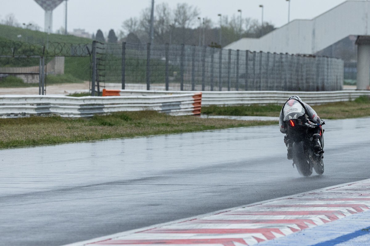 Bagnata e sottomessa: no, non è un porno anni 80 ma il primo test con la nuova Yamaha R9